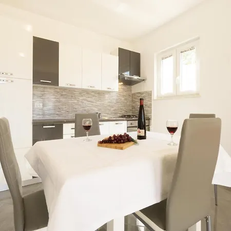 Reful Top Modern Facility With Large Terrace Or Balcony Metajna Exterior photo