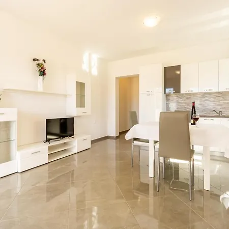 Reful Top Modern Facility With Large Terrace Or Balcony Metajna Exterior photo