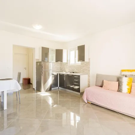 Reful Top Modern Facility With Large Terrace Or Balcony Metajna Room photo