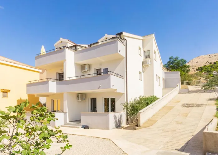 Reful Top Modern Facility With Large Terrace Or Balcony