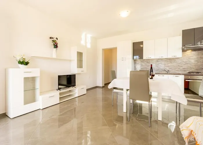 Reful Top Modern Facility With Large Terrace Or Balcony