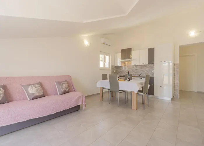 Reful Top Modern Facility With Large Terrace Or Balcony