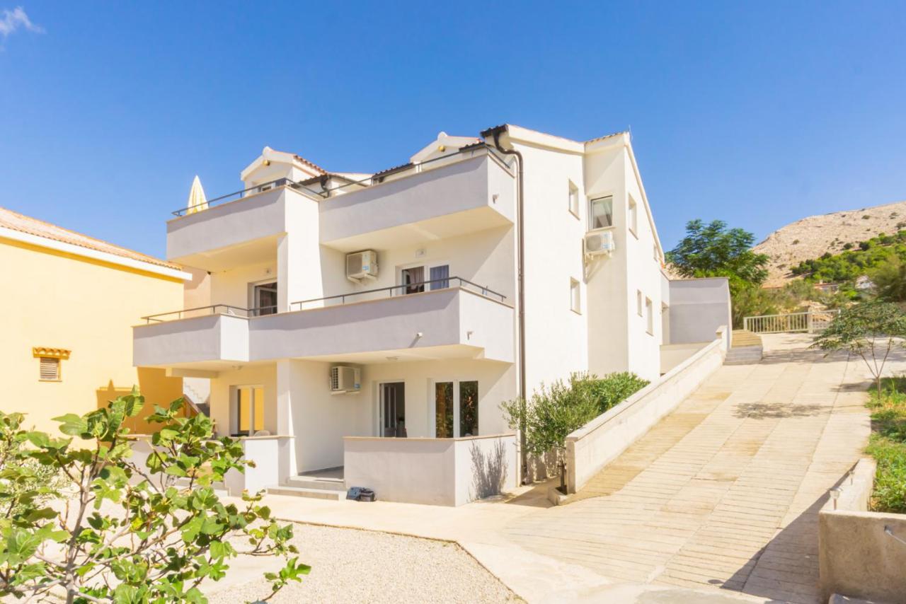Reful Modern Facility With Large Terrace Or Balcony Apartment Metajna