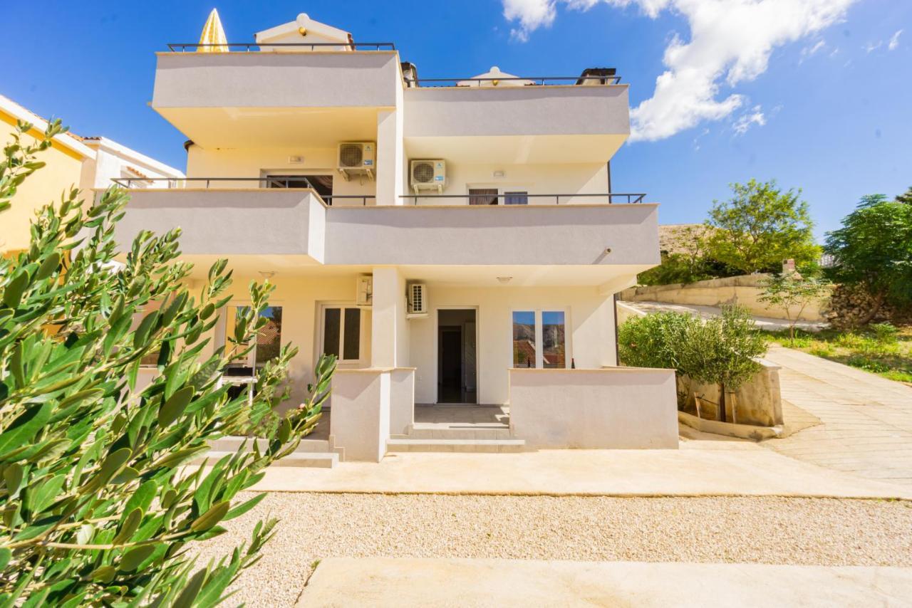 Reful Modern Facility With Large Terrace Or Balcony *