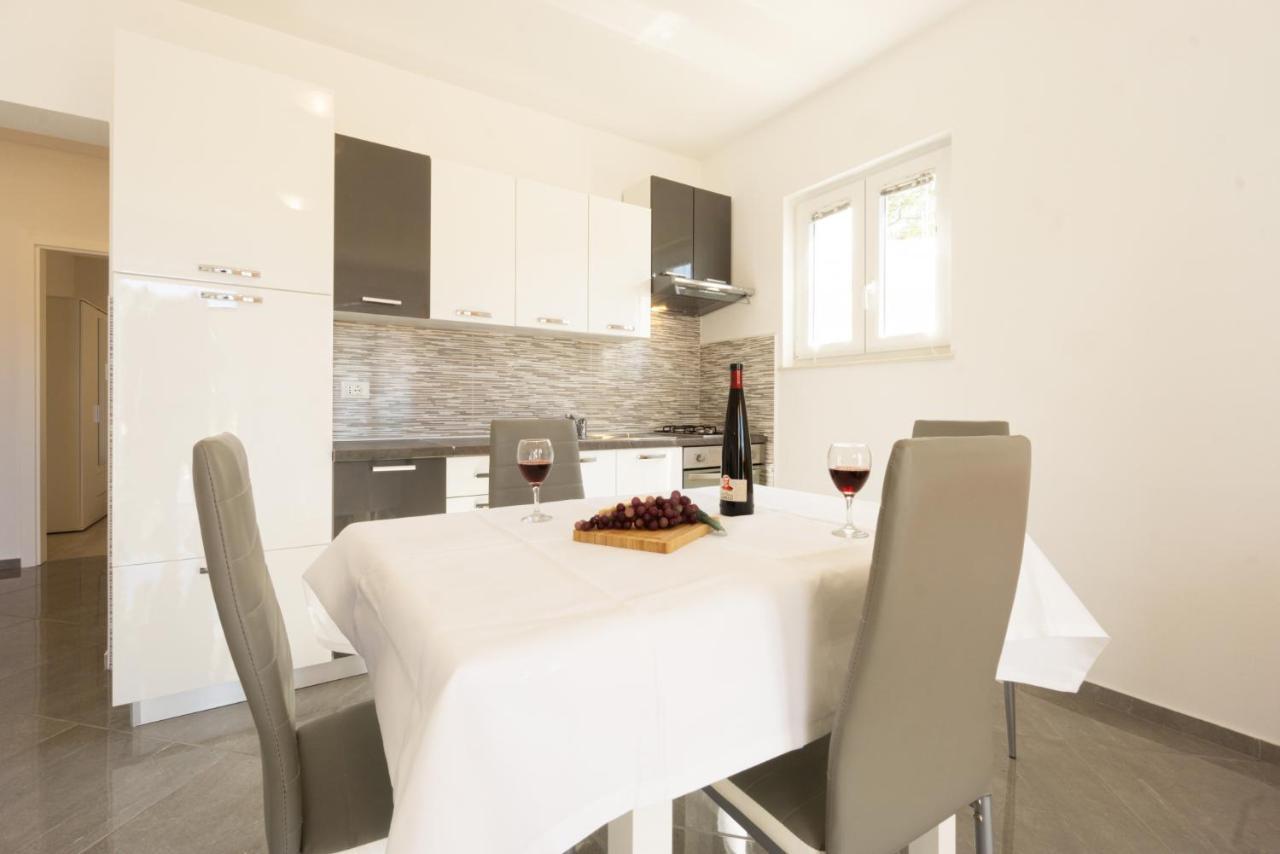 Apartment Reful Modern Facility With Large Terrace Or Balcony Metajna