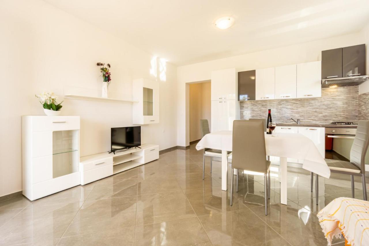 Reful Modern Facility With Large Terrace Or Balcony Apartment