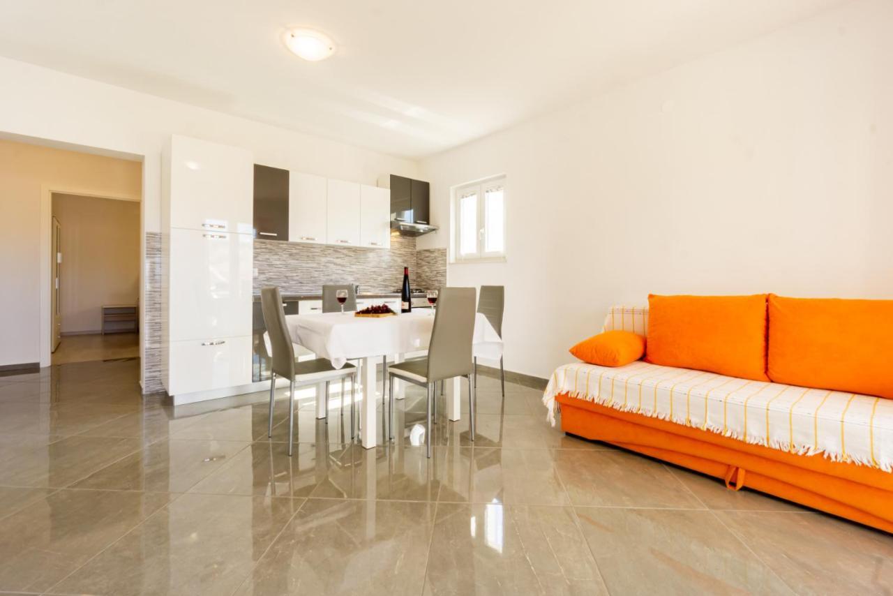 Reful Modern Facility With Large Terrace Or Balcony Metajna