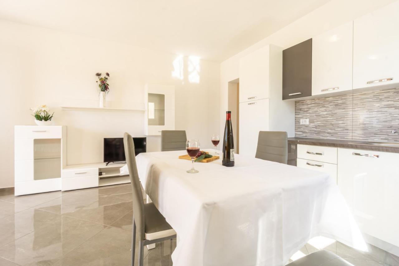Reful Modern Facility With Large Terrace Or Balcony
