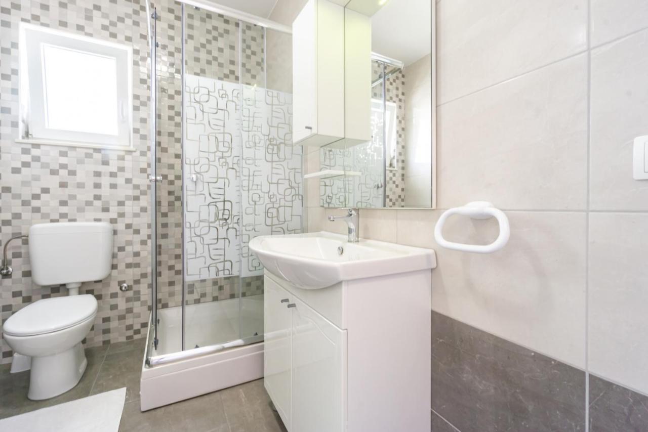 Reful Modern Facility With Large Terrace Or Balcony *