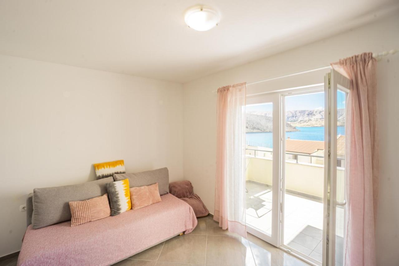 Reful Modern Facility With Large Terrace Or Balcony